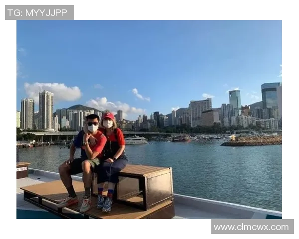 足球巨星与家人温馨合影展现幸福时光 共享天伦之乐